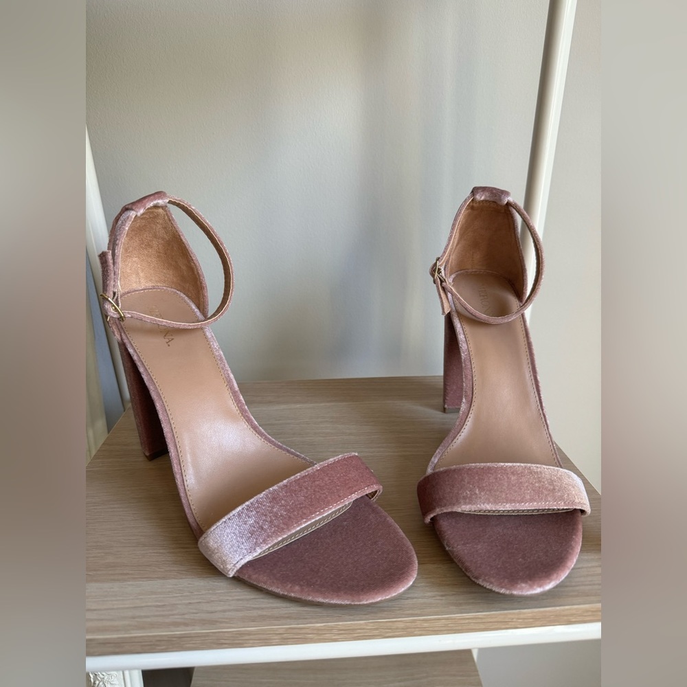 New never worn stunning soft pink velvet strappy heels